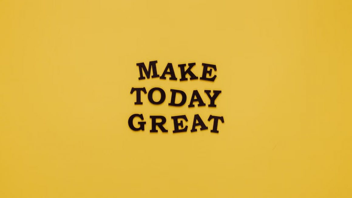 Simple and motivational quote 'Make Today Great' on a minimalist yellow background for inspiration.